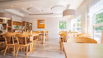 Aperto a pranzo, cucina locale e internazionale, con tavoli all'aperto