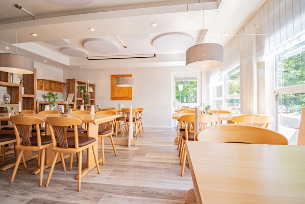 Lunch, dinner served; local and international cuisine, al fresco dining