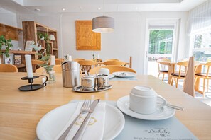 2 restauranter, der serverer frokost og aftensmad