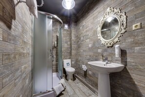 Suite | Bathroom | Jetted tub, free toiletries, hair dryer, slippers - Marton Boutique and Spa (Krasnodar)