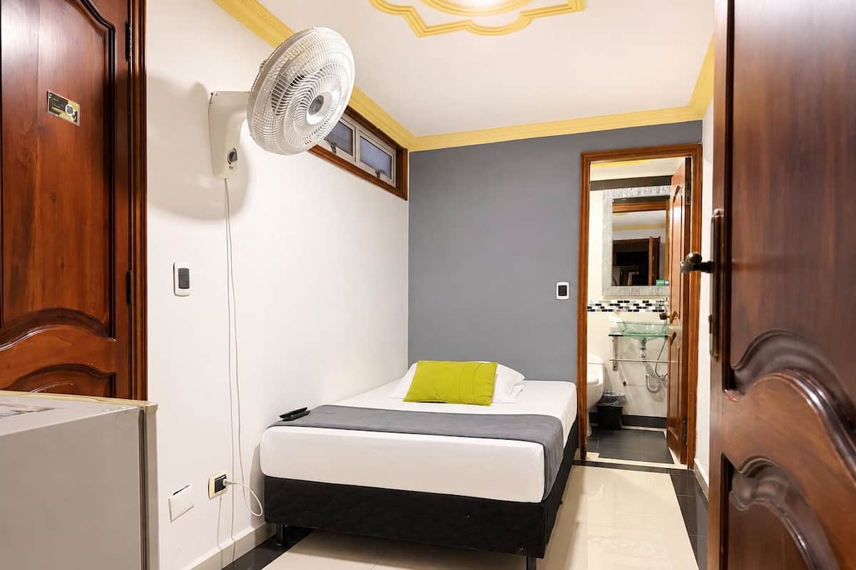 Phòng đơn Economy | Bộ đồ giường kháng dị ứng, nệm cao su hoạt tính (memory foam), minibar 