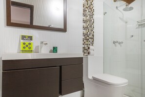 Shower, rainfall showerhead, designer toiletries, towels - Ayenda 1258 Boutique Laureles Home (Medellín)