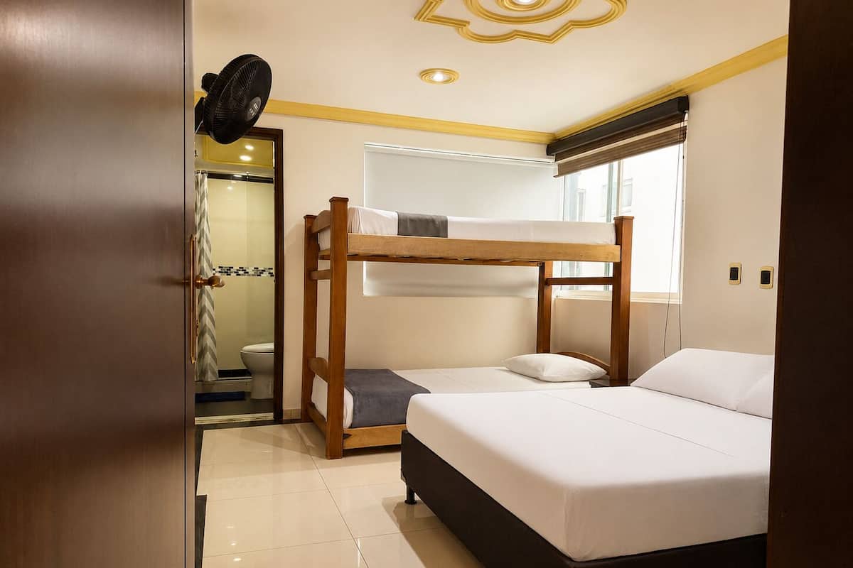 Phòng 4 | Bộ đồ giường kháng dị ứng, nệm cao su hoạt tính (memory foam), minibar 