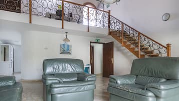 Smart TV, Netflix, iPod dock, MP3 dock