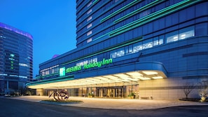 A modern hotel with a prominent entrance and a large outdoor sculpture. - Holiday Inn Suzhou Taihu Lake by IHG (Suzhou)