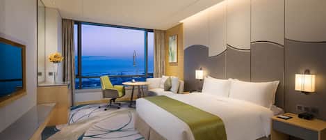 Standard Room, 1 King Bed, Lake View | In-room safe, desk, laptop workspace, blackout curtains