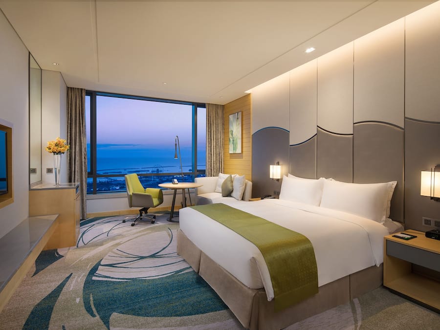 Quarto standard, 1 cama King, vista para o lago | Cofres nos quartos, escrivaninha, espaço de trabalho para notebook
