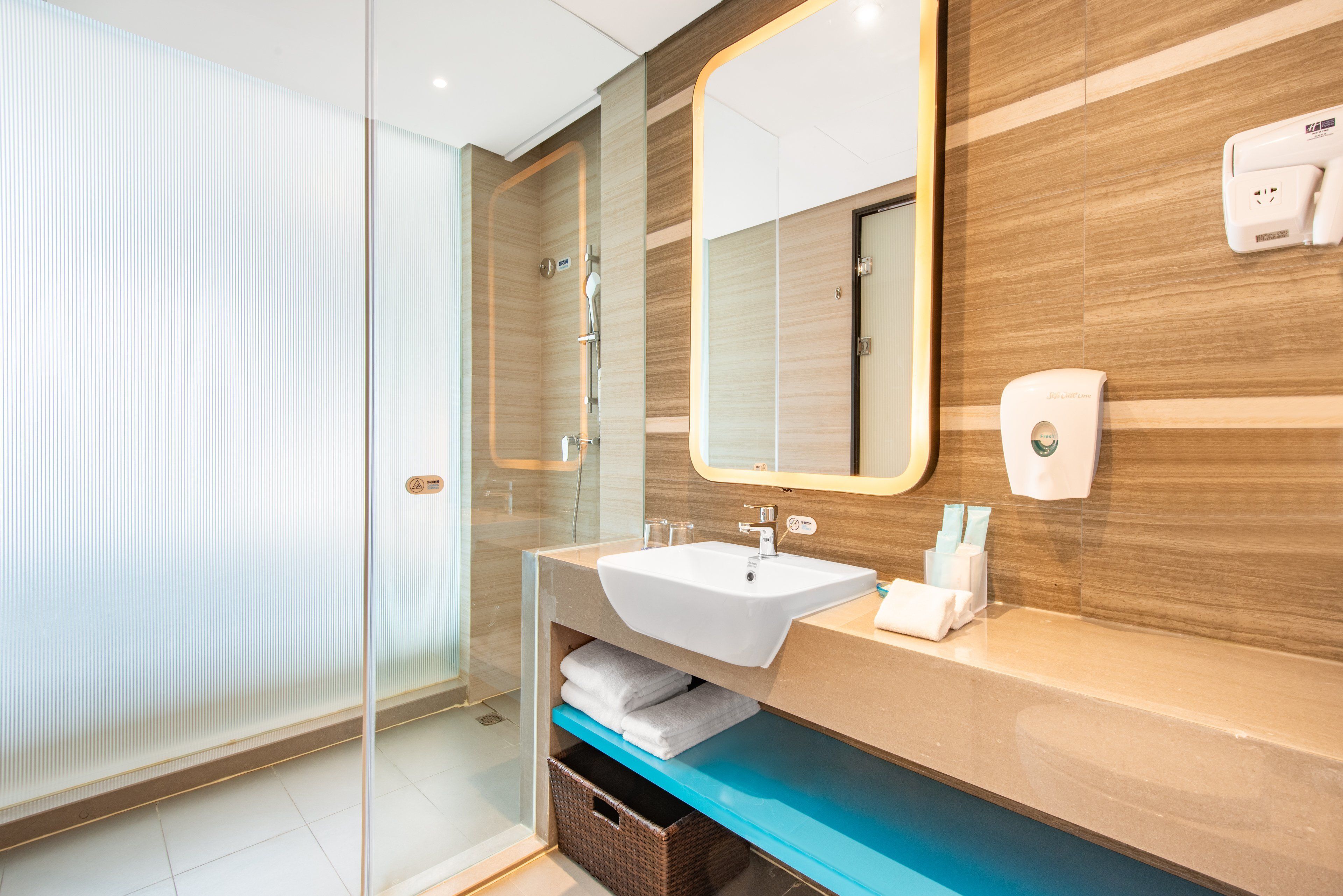 تجهيزات دش، دُش غزير، مستلزمات مجانية للعناية الشخصية، مجففات شعر