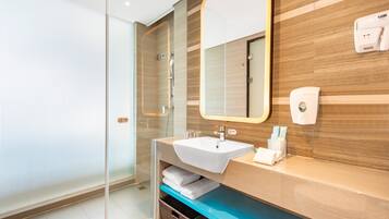 تجهيزات دش، دُش غزير، مستلزمات مجانية للعناية الشخصية، مجففات شعر