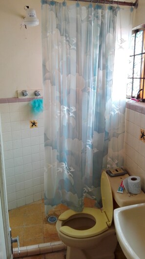 Shower, towels - CynCas (Ixtapan de la Sal)