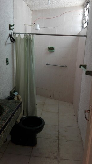 Shower, towels - CynCas (Ixtapan de la Sal)