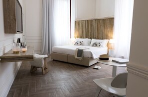 Deluxe Double or Twin Room | Minibar, in-room safe, desk, soundproofing - Eco Urban B&B (Florence)