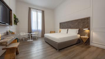 Dobbelt- eller tomannsrom – deluxe | Minibar, safe på rommet, skrivebord og lydisolert