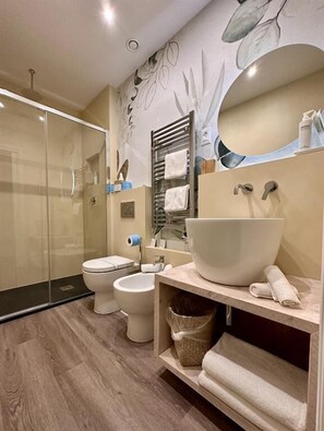 Junior Suite Family | Bad | Dusj, miljøvennlige toalettsaker, tøfler og bidé