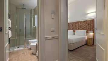 Ein modernes Badezimmer mit Duschkabine aus Glas, Toilette und weißem Waschbecken.