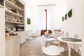 Desayuno buffet (EUR 12 por persona) 