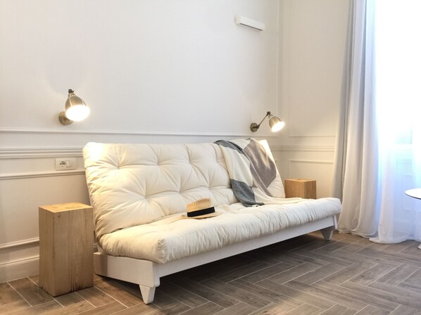 Junior Suite | Living area | 42-inch flat-screen TV with satellite channels, TV - Eco Urban B&B (Florence)