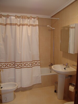 Familienapartment, 2 Schlafzimmer, Poolzugang, Blick auf den Golfplatz | Badezimmer | Umweltfreundliche Kosmetikartikel, Haartrockner, Bidet, Handtücher
