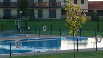 Una piscina techada, una piscina al aire libre de temporada
