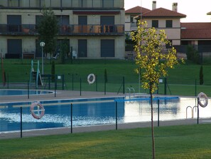 Indoor pool, seasonal outdoor pool, lifeguards on site - Apartamento Golf Rioja Alta (Ciruena)