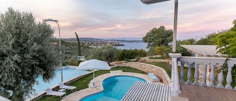 Deluxe Quadruple Apartment with Kitchen, Living Room and Sea View | Beach/ocean view