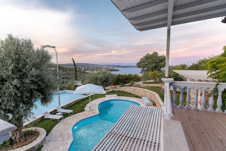 Deluxe Quadruple Apartment with Kitchen, Living Room and Sea View | Beach/ocean view