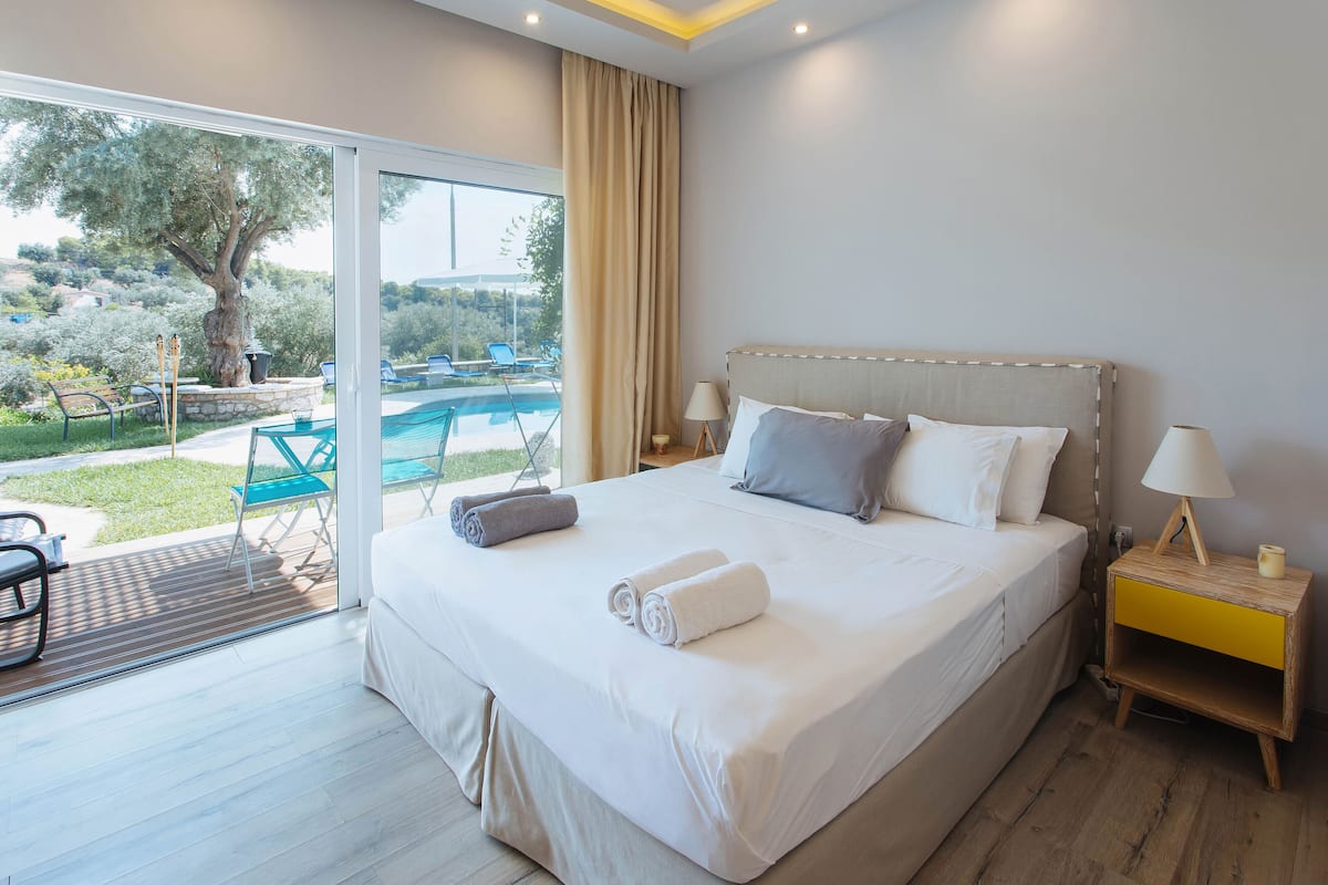 Junior-Studiosuite, 1 King-Bett, Poolblick (Adults Only) | Hochwertige Bettwaren, Daunenbettdecken, Pillowtop-Betten