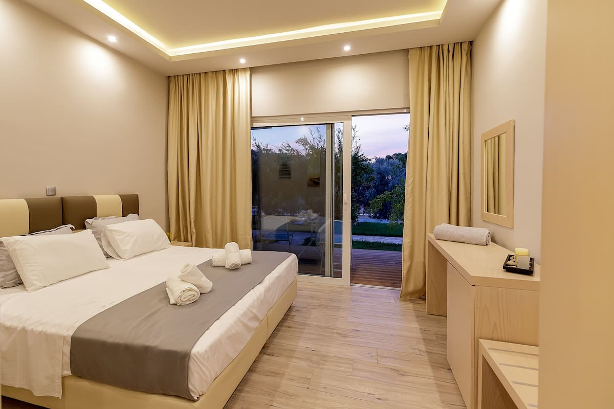 Luxury Double Room with Shared Pool | 客房設施服務