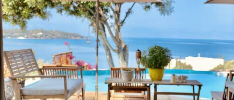 5 piscinas al aire libre, una piscina infinita, sombrillas