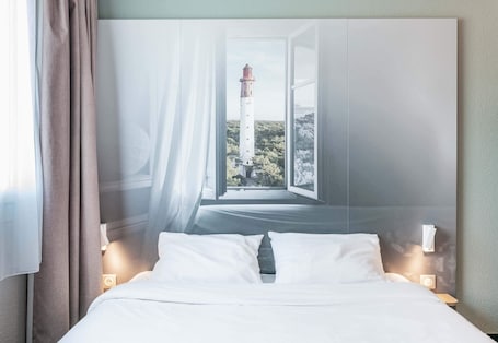 Individually decorated, individually furnished, desk, soundproofing. B&B HOTEL Bordeaux Sud Mios