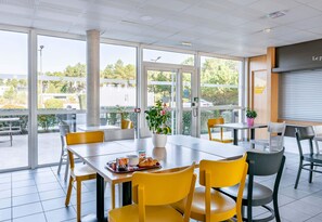 Frokostbuffé hver dag (mot et tillegg)