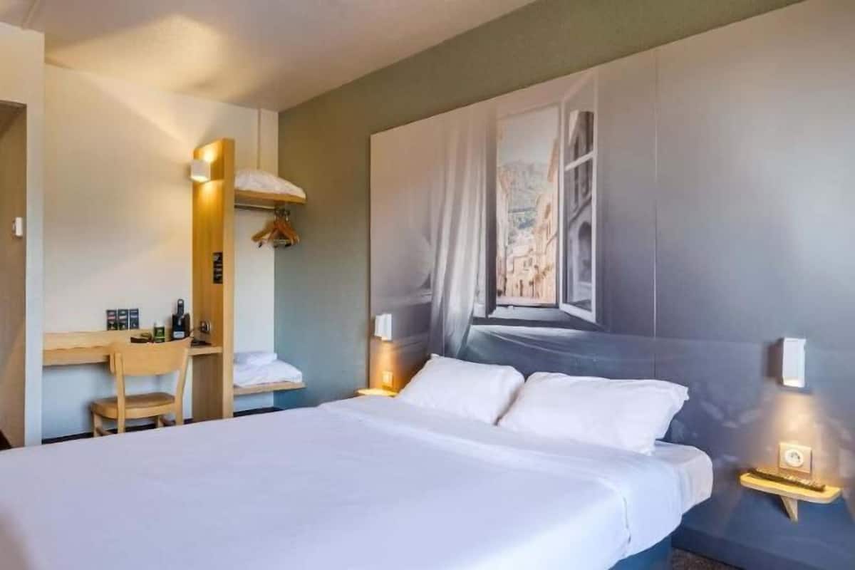 Escritorio, insonorización, wifi gratis y ropa de cama
