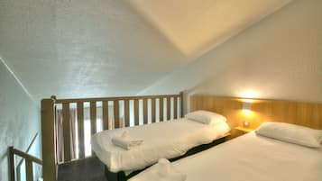 Quadruple Room, Non Smoking | Desk, soundproofing, free WiFi, bed sheets