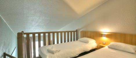 Quadruple Room, Non Smoking | Desk, soundproofing, free WiFi, bed sheets