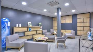 Coin salon dans le hall