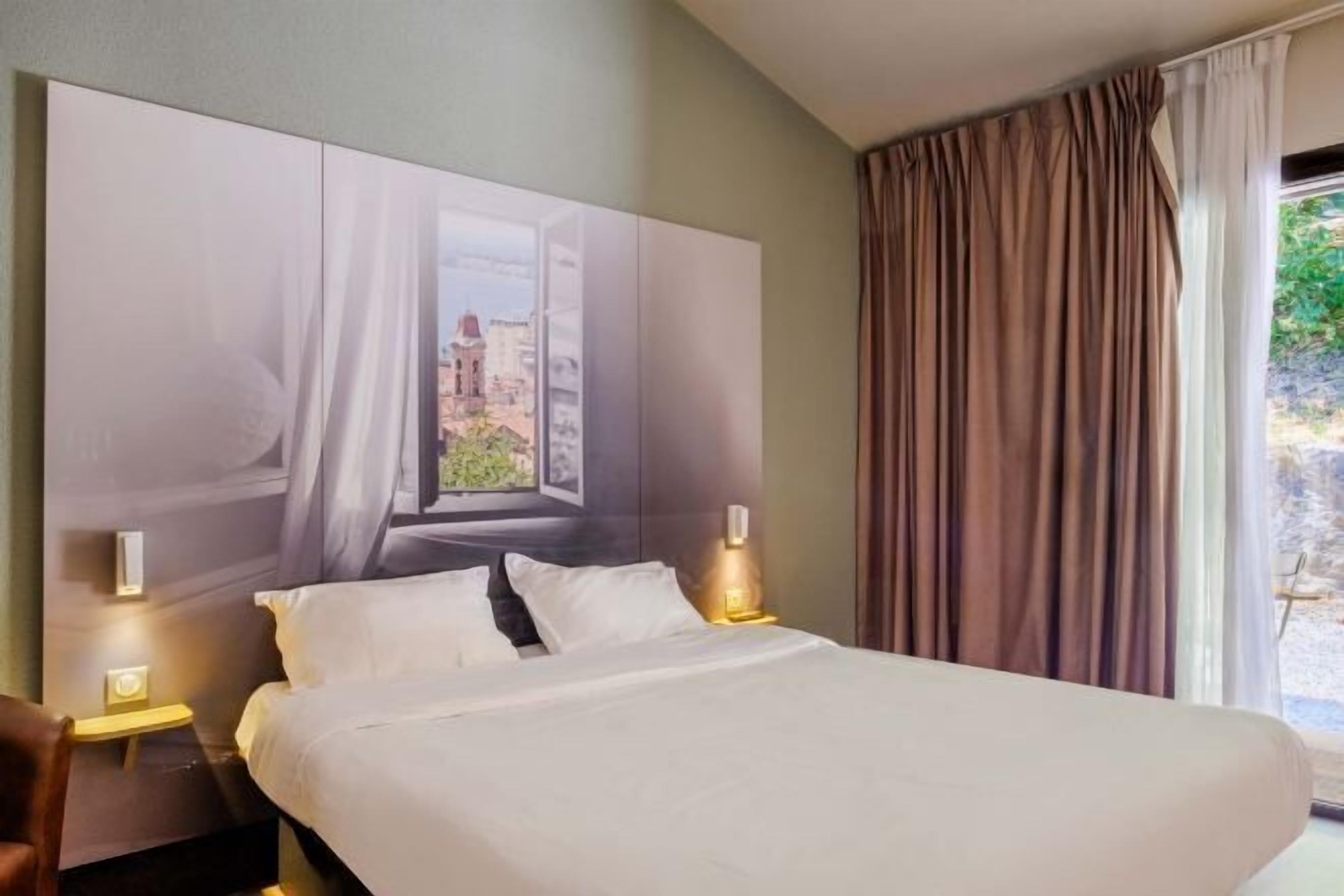 Escritorio, insonorización, wifi gratis y ropa de cama 