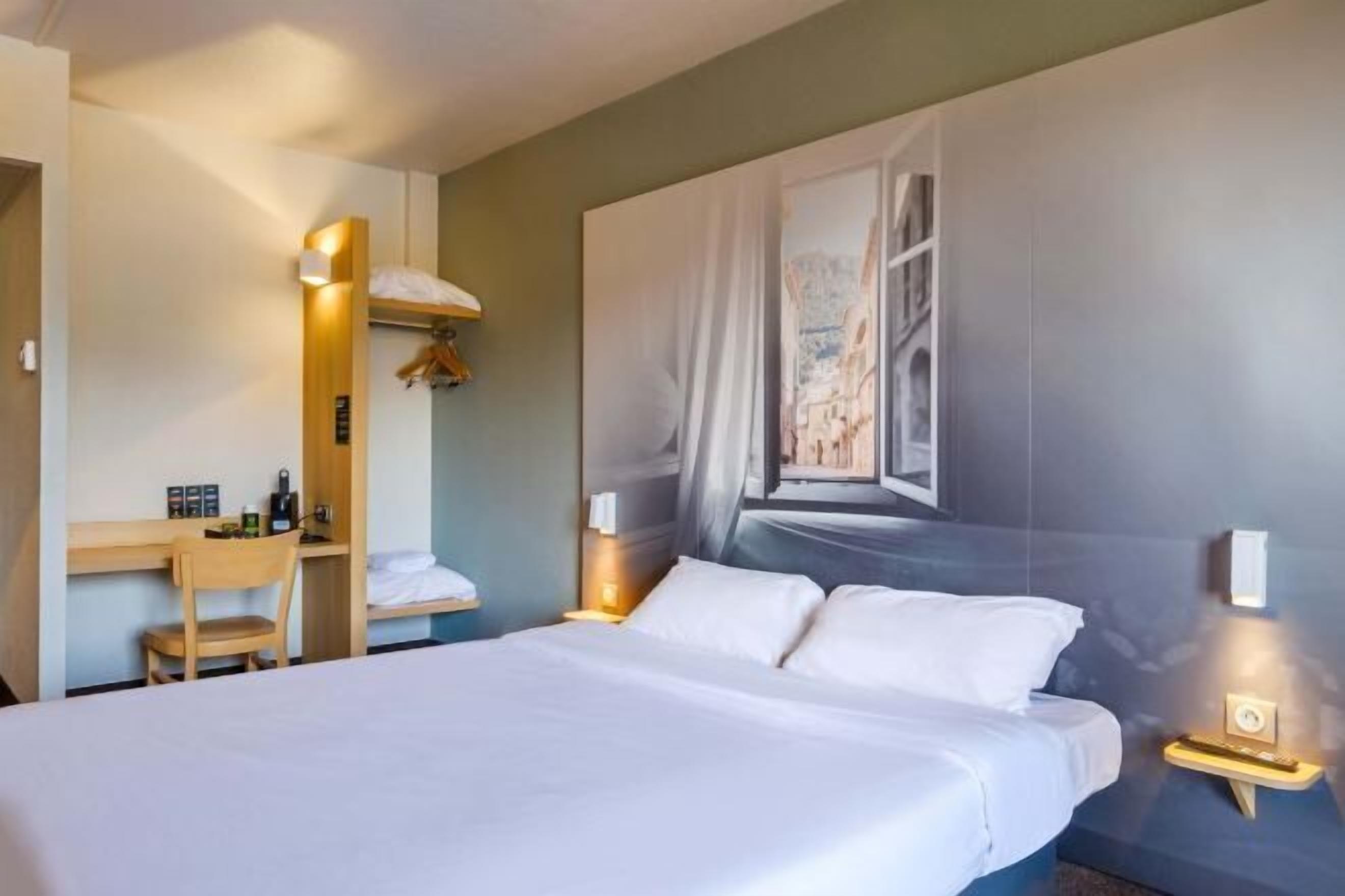 Escritorio, insonorización, wifi gratis y ropa de cama 