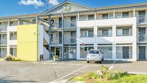 A B&B hotel with a modern design, multiple floors, and a parking area. - B&B Hotel Tours Sud Joué-lès-tours (Joue-les-Tours)