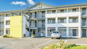 A B&B hotel with a modern design, multiple floors, and a parking area. - B&B Hotel Tours Sud Joué-lès-tours (Joue-les-Tours)