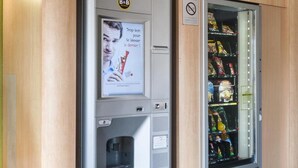 A vending machine with a B&B sign and a no smoking sign. - B&B Hotel Tours Nord 1 Val De Loire (Tours)