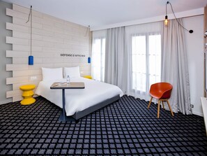 Habitación doble estándar, 1 cama matrimonial | Escritorio, insonorización y tabla de planchar con plancha 