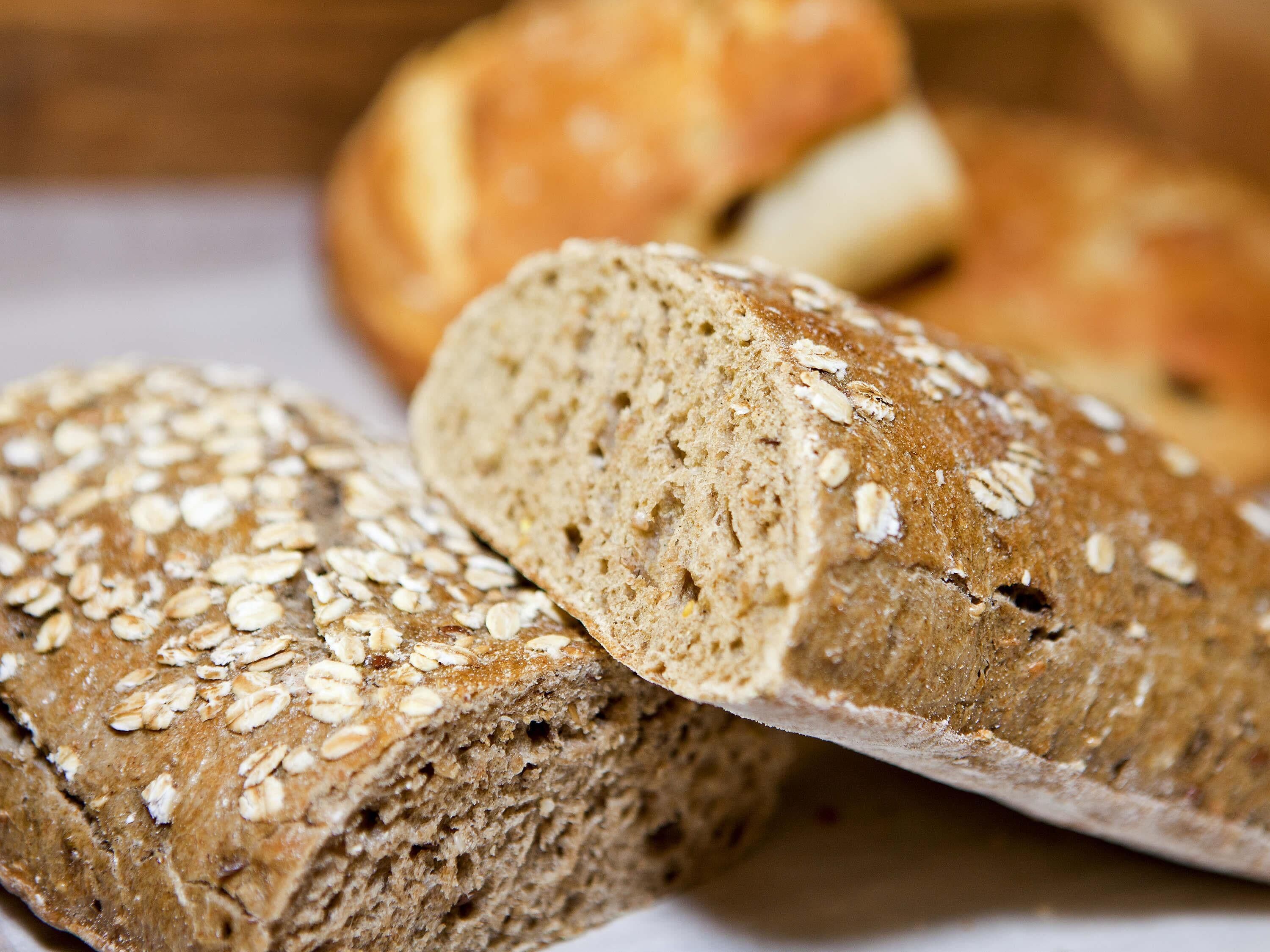 Ein Brot mit sichtbaren Saaten auf der Oberfläche.