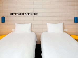 Quarto duplo standard, 2 camas de solteiro | Escrivaninha, quartos à prova de som, ferros/tábuas de passar roupa