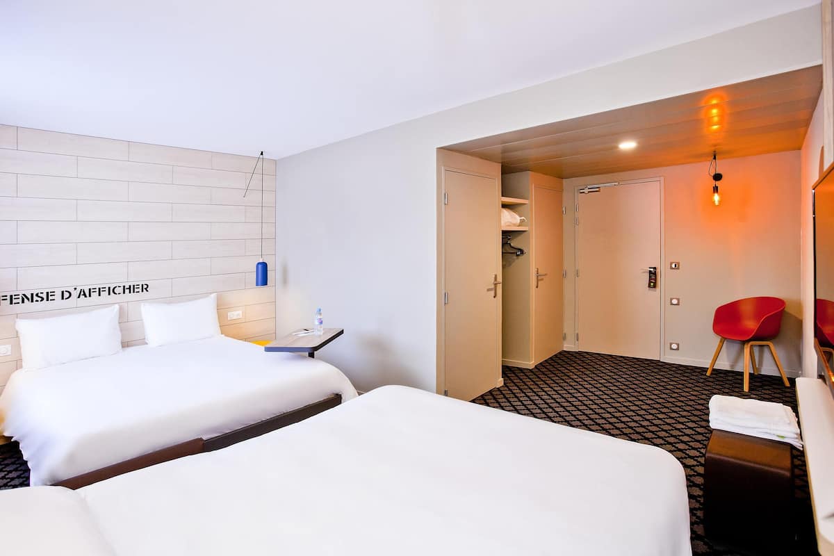 Bureau, chambres insonorisées, fer et planche à repasser