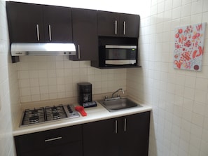 Refrigerador, microondas, parrilla de estufa y cafetera y tetera 