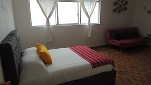Decoración personalizada, muebles diferentes y ropa de cama 