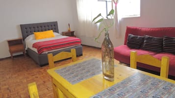 Double Room | Ruang tamu | 32 inci televisyen skrin rata dengan kabel, TV
