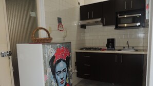 Cafetera/tetera, refrigerador, microondas, placa de cocina