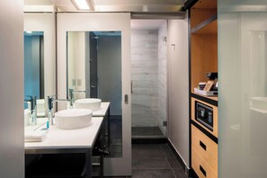 Douche, articles de toilette (gratuits), séchoir à cheveux
