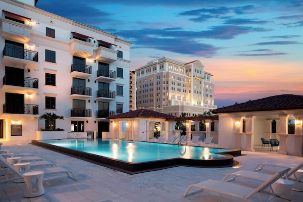 Una piscina al aire libre, camas de piscina gratis